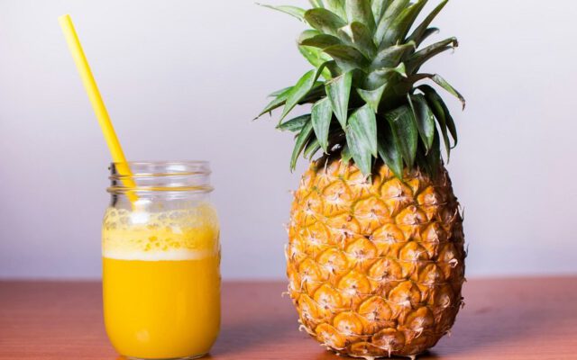 ۸ فایده‌ی مصرف آب آناناس که سلامتی شما را دگرگون می‌کنند!