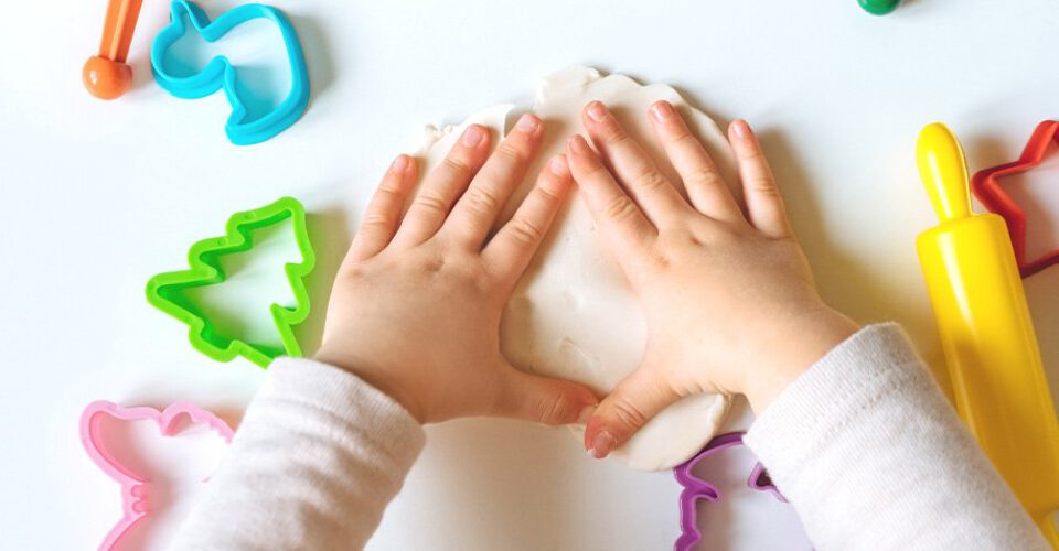 خمیر بازی چگونه باعث تقویت توانایی‌های حسی کودکان می‌شود؟