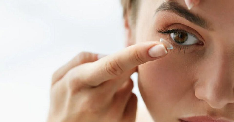هر آنچه باید قبل از خرید لنز چشم طبی و رنگی بدانید