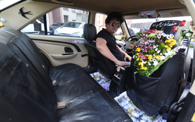 یک تاکسی پر از گلهای تازه | خلاقیت راننده تاکسی برای نشاط مسافران