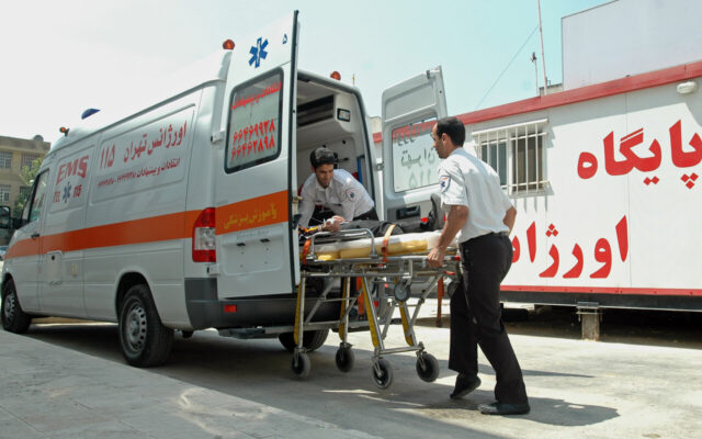 حمله به آمبولانس حامل بیمار سکته قلبی | کتک خوردن کارشناسان اورژانس و همسر بیمار