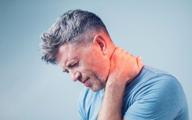 ۱۰ نکته‌ی مهم برای درمان گردن درد مزمن