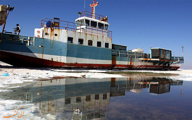 افزایش امیدها به احیای دریاچه ارومیه | کِشتی به گل نشسته به آب رسید