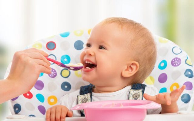همه‌چیز درباره‌ی زمان شروع غذای جامد کودک که باید بدانید