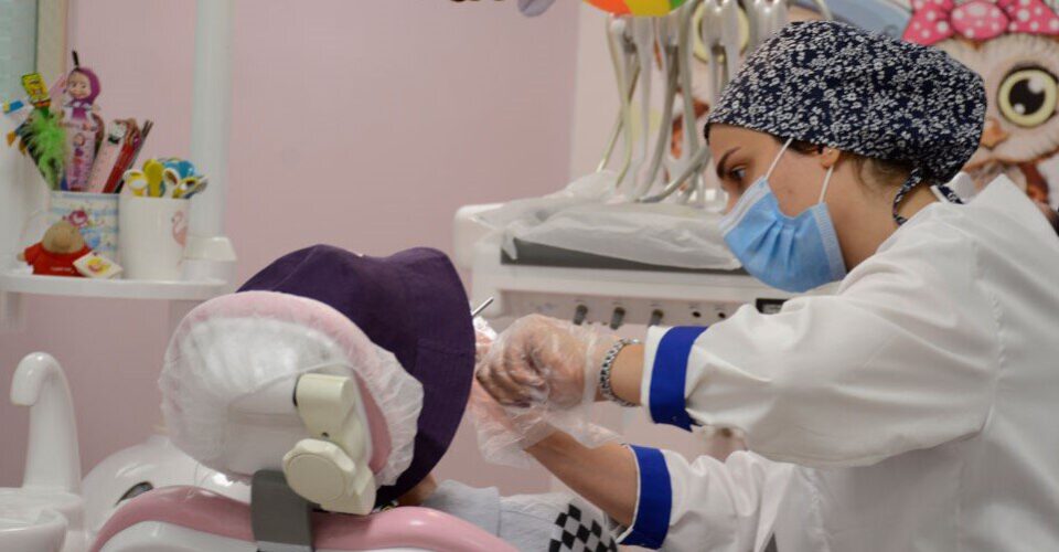 آمار بالای پوسیدگی دندان در کودکان ایرانی | ۲۰ توصیه مهم و کاربردی برای مراقبت از دندان کودک