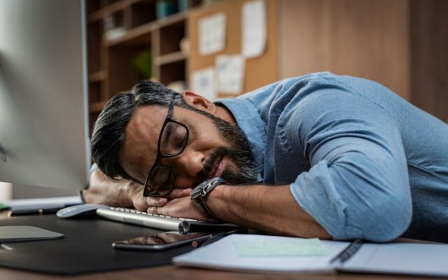 ۶ راه‌حل ساده برای رفع احساس خستگی در بعد از ظهر