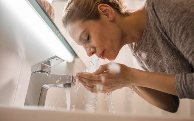 ۴ نکته‌ی مهم و کاربردی درباره‌ی شستن صورت جوش‌دار