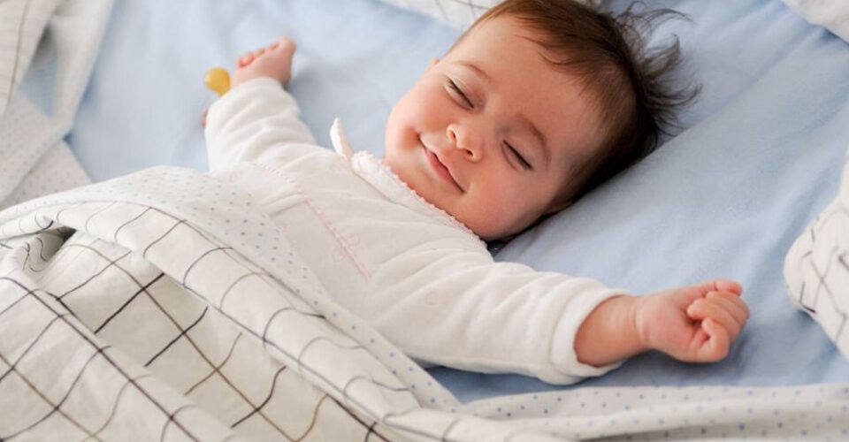 ۷ وسیله‌ی ضروری که برای خواب نوزاد نیاز دارید