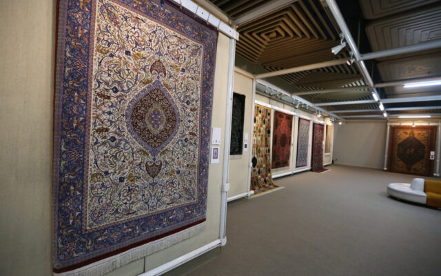 رئیس موزه فرش ایران: فرش افغان را در بازار تهران به نام فرش ایران می‌فروشند | «جنگ و صلح» دستبافته ای که به بوته نقد رفت