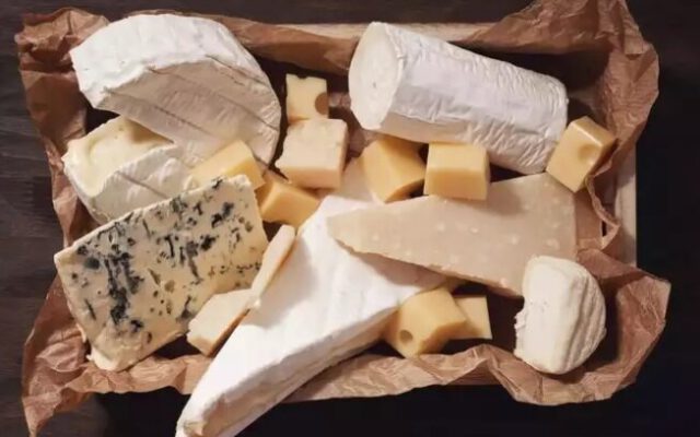 ۴ عارضه جانبی مصرف بیش از حد پنیر که بدن را فرسوده می‌کند