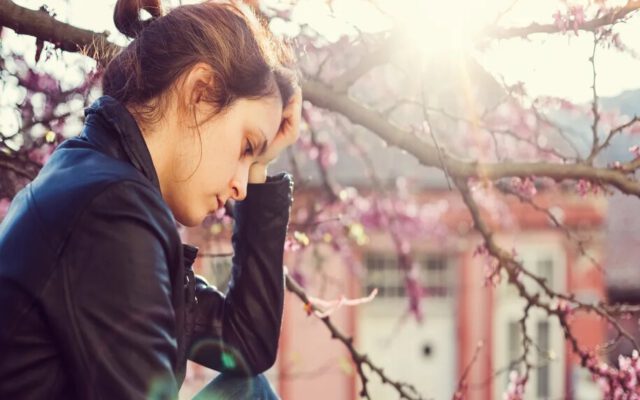 افسردگی بهاری چیست و چگونه می‌توانیم با آن مقابله کنیم؟