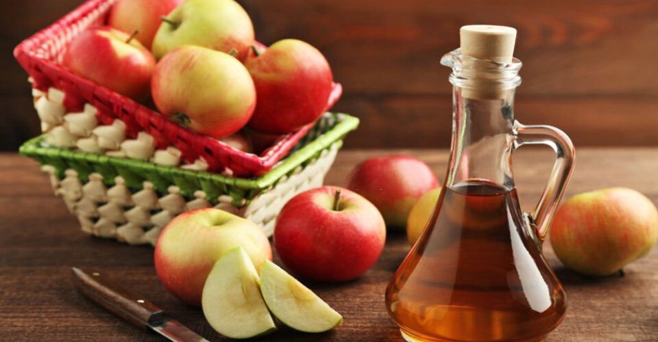۸ اشتباه رایج در مصرف سرکه‌ی سیب که باید از آن‌ها دوری کنید