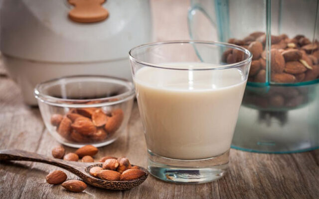 خواص شیر بادام؛ ۱۶ خاصیت که آن را به یک خوراکی مفید تبدیل می‌کند