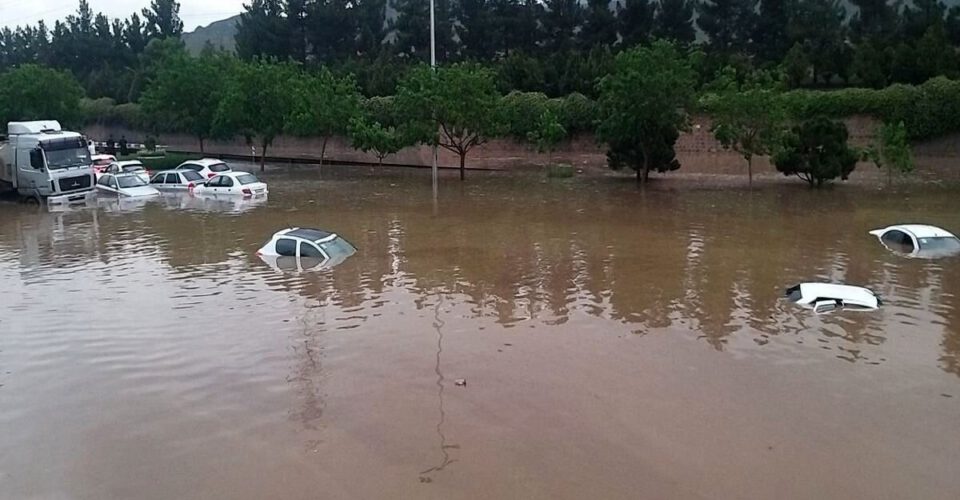 نجات ۶ نفر  گرفتار در سیلاب مشهد |امدادرسانی به ۸۵۰ نفر