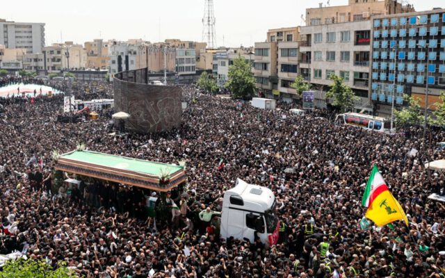 آنچه درباره نفرت از رئیسی به شما گفته‌اند دروغ است | توئیت روزنامه نگار انگلیسی: در تهران میلیون‌ها نفر در خیابان هستند