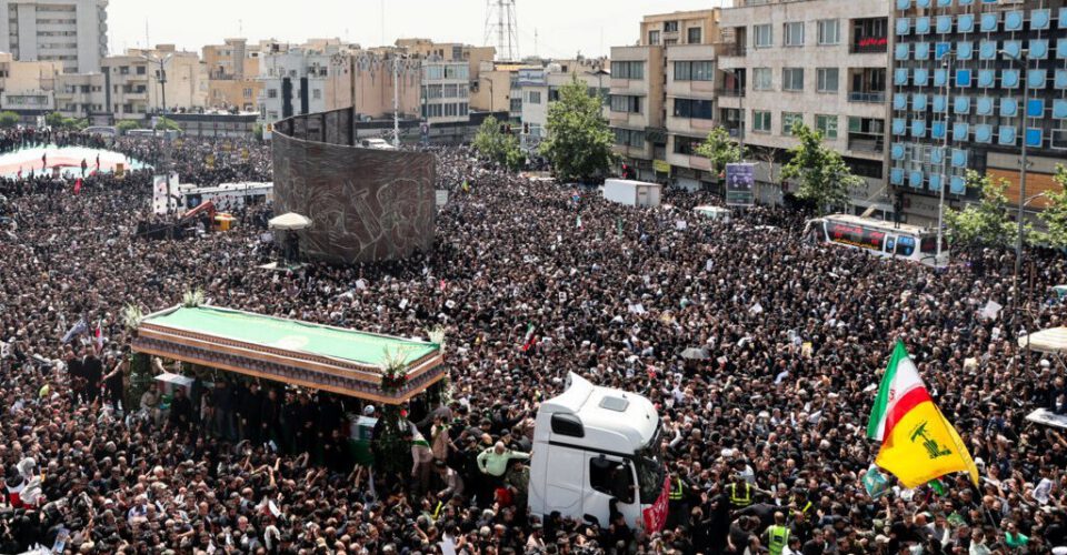 آنچه درباره نفرت از رئیسی به شما گفته‌اند دروغ است | توئیت روزنامه نگار انگلیسی: در تهران میلیون‌ها نفر در خیابان هستند