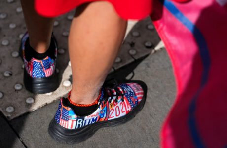 کفش حاشیه‌ساز یکی از هواداران ترامپ مقابل دادگاه + عکس