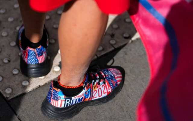 کفش حاشیه‌ساز یکی از هواداران ترامپ مقابل دادگاه + عکس