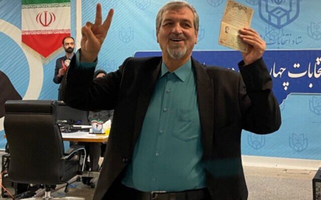 دومین فرد مشهور در انتخابات ریاست‌جمهوری ثبت‌نام کرد +‌ عکس | علامت پیروزی نشان داده شد