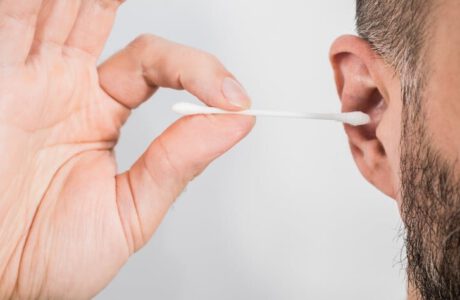 ۴ راهکار ساده و موثر برای تمیز کردن گوش‌ها