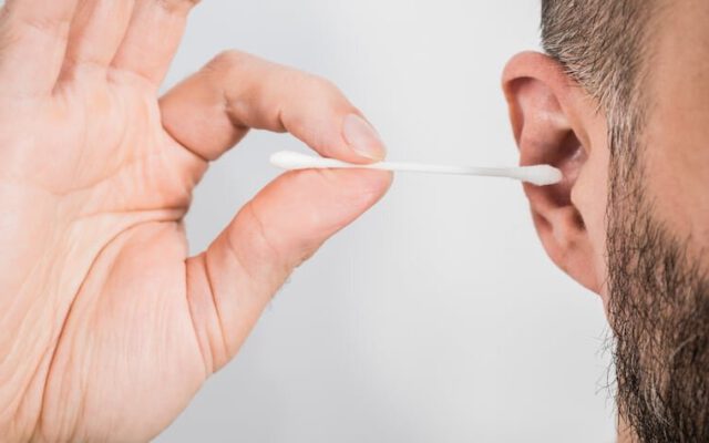 ۴ راهکار ساده و موثر برای تمیز کردن گوش‌ها