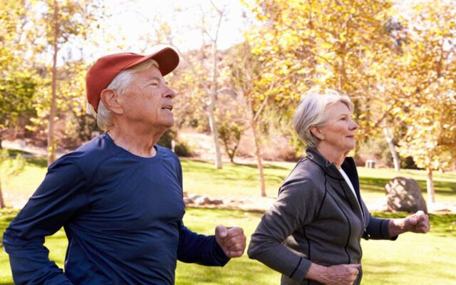مهم‌ترین اصول پیاده روی سالمندان که رعایت آن‌ها ضروری است (+ برنامه‌ی تمرینی ۴ هفته‌ای)