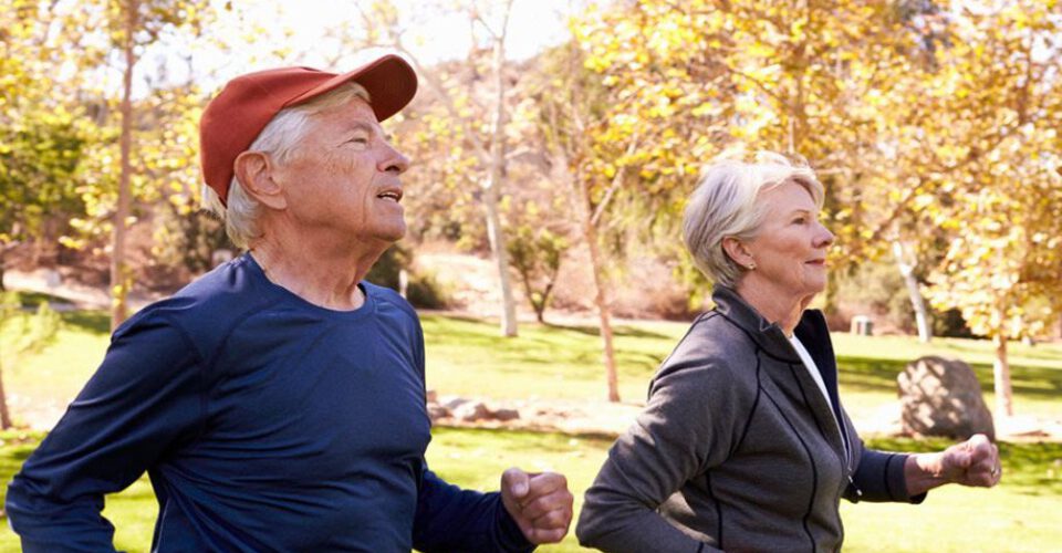 مهم‌ترین اصول پیاده روی سالمندان که رعایت آن‌ها ضروری است (+ برنامه‌ی تمرینی ۴ هفته‌ای)
