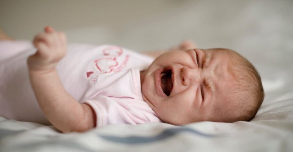 کولیک نوزاد چیست؛ علائم، دلایل و راهکارهای درمانی