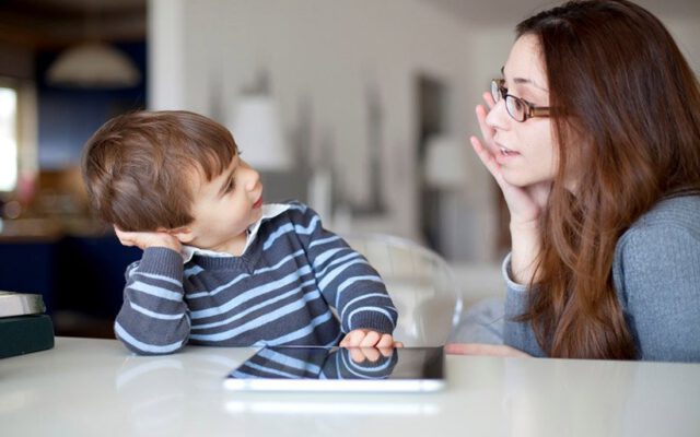 ۴ اصل مهم که باید هنگام صحبت کردن با کودکان به خاطر داشته باشید