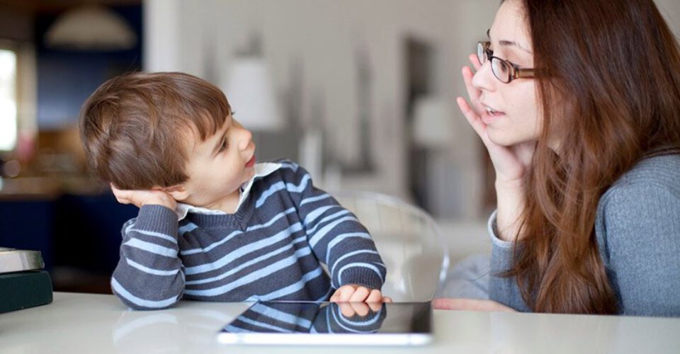 ۴ اصل مهم که باید هنگام صحبت کردن با کودکان به خاطر داشته باشید