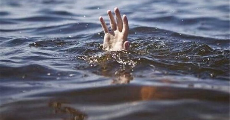 غرق شدن مرد جوان به خاطر نجات یک کودک | کودک زنده ماند؟