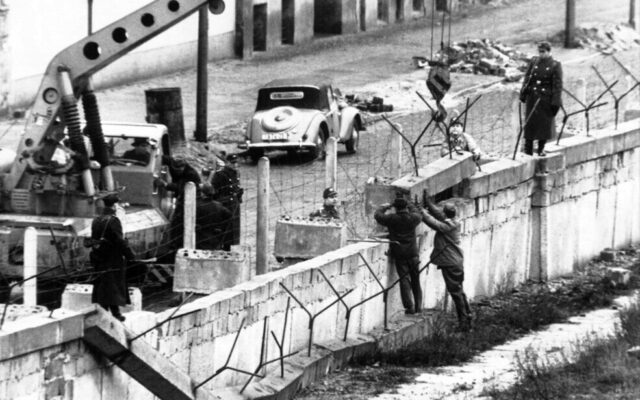دیوار برلین چگونه ساخته شد؟ | تصاویر کمتر دیده شده از این دیوار
