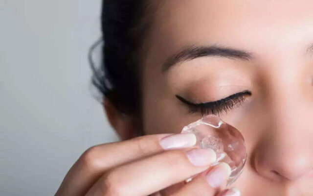 راهکار ساده خانگی برای جوانسازی پوست صورت ؛ ۱۵ فایده بی‌نظیر ماساژ یخ برای زیبایی