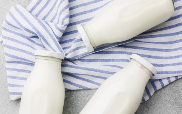 بهترین زمان نوشیدن شیر ؛ مصرف شیر در شب چه فوایدی دارد ؟ | چگونه طبع شیر را گرم کنیم ؟
