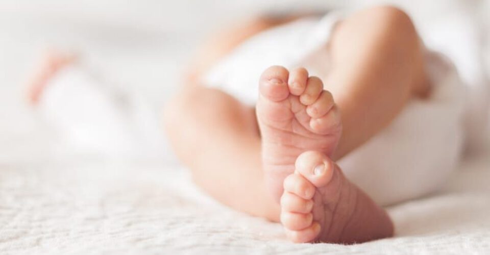 بی خوابی نوزادان در شب را چگونه درمان کنیم؟ | تکنیک‌هایی برای کمک به خواب بهتر نوزاد