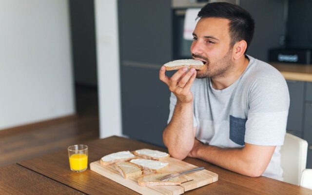 ۴ اشتباه رایج در مصرف نان که وزن‌تان را بالا می‌برد