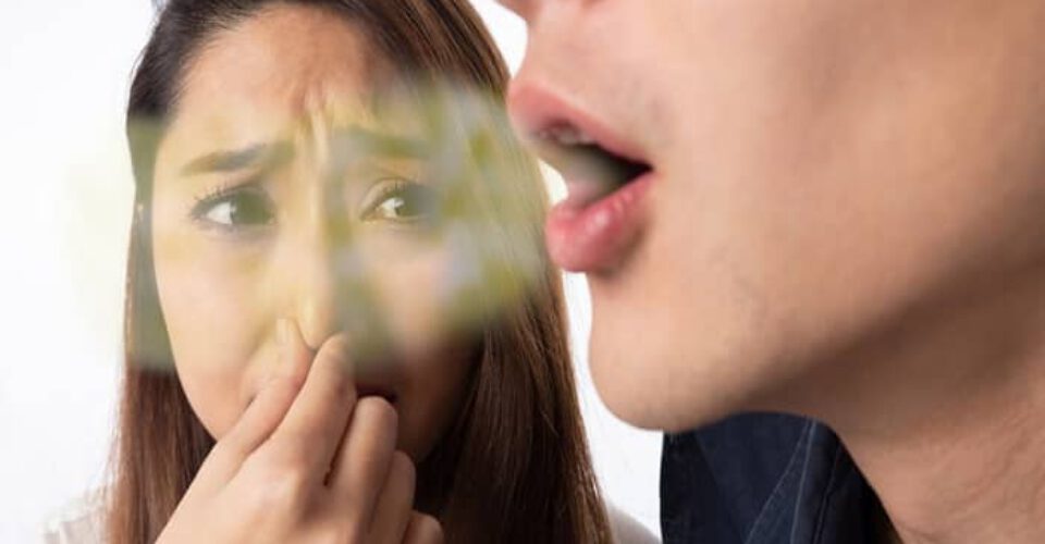 راه های رفع بوی بد دهان چیست؟