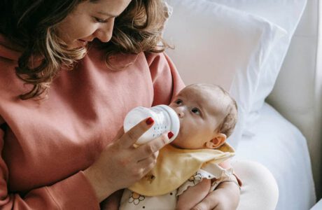 ۷ ماده‌ی غذایی ممنوعه هنگام شیردهی به نوزاد مبتلا به رفلاکس معده