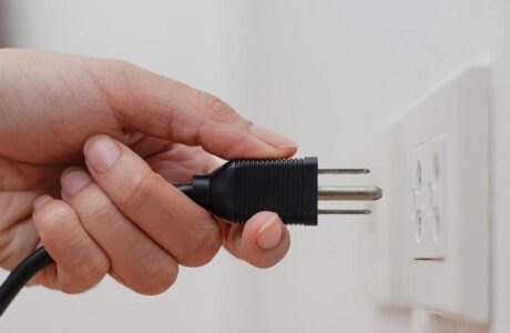 آیا بیرون کشیدن وسایل الکترونیکی از برق، مبلغ قبض برق را کاهش می‌دهد؟