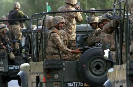 تصاویر حمله تروریستی به پادگان ارتش در پاکستان؛ ۸ نظامی و ۱۰ مهاجم‌ کشته شدند