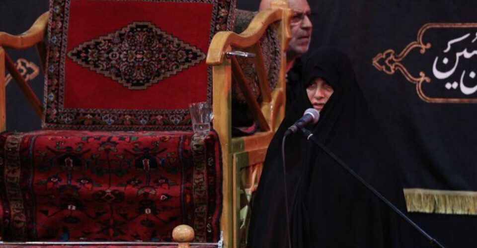 تصاویر سخنرانی همسر شهید رئیسی در حسینیه اعظم زنجان | شهید رییسی زندگی را معنی کرد