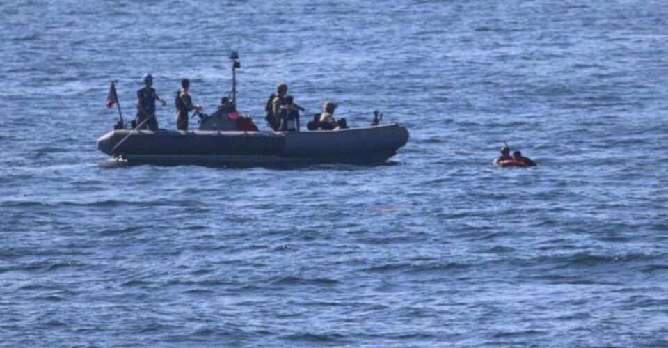 جزئیات واژگون شدن یک نفتکش در آب‌های عمان | ۱۶ خدمه مفقود شده اند
