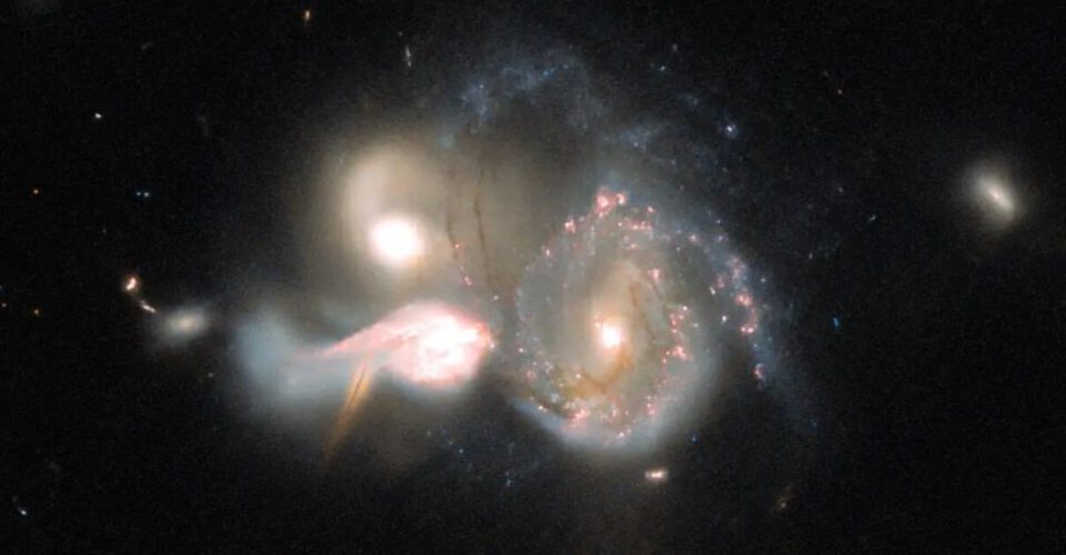 هابل برخورد تماشایی سه کهکشان را به تصویر کشید
