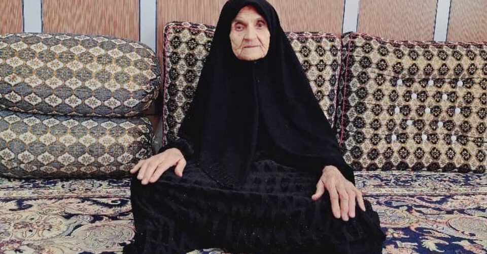 این بانوی ۱۰۰ ساله همچنان رای می دهد | گل زنان احمدی: دور دوم هم رای می دهم