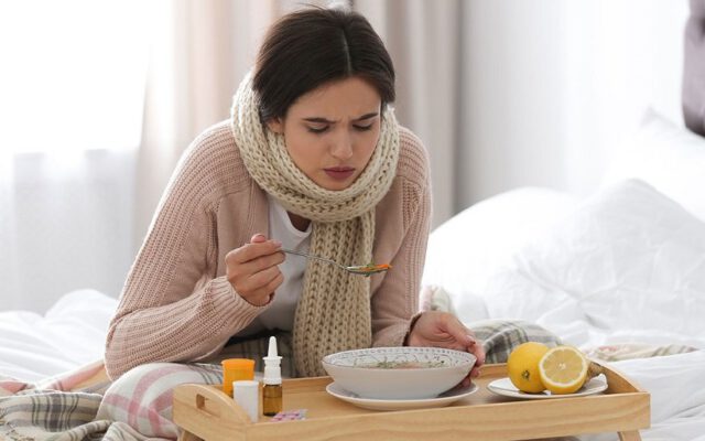 غذا برای سرماخوردگی و گلودرد؛ ۲۳ خوراکی و نوشیدنی مفید برای درمان فوری