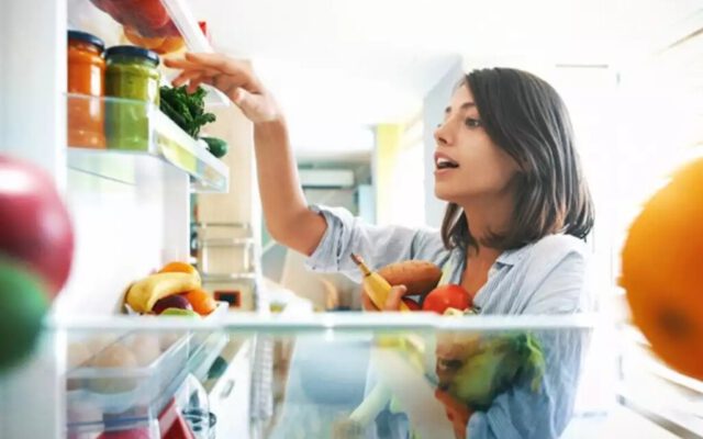 این مواد غذایی حتی در یخچال هم فاسد می‌شوند! | مدت نگهداری انواع مواد غذایی در یخچال