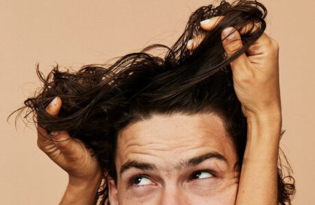 آسیبی که گرمای تابستان به موهای ما می‌زند | راهکارهایی برای رفع این مشکلات
