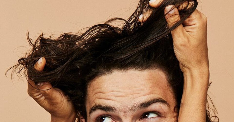 آسیبی که گرمای تابستان به موهای ما می‌زند | راهکارهایی برای رفع این مشکلات