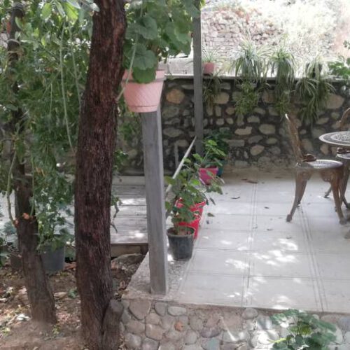 سوئیت با آلاچیق وچشمه آب معدنی حیاط دار