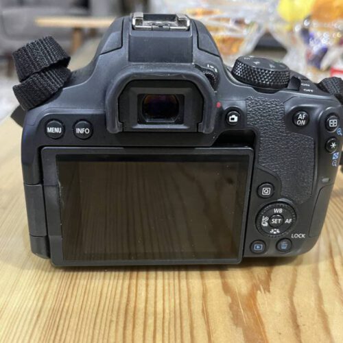 دوربین canon 850d با لنز 18-135